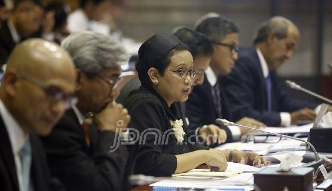 Menteri Luar Negeri (Menlu) Retno Lestari Priansari Marsudi mengikuti rapat kerja dengan Komisi I DPR di Gedung DPR, Senayan, Jakarta, Senin (20/6). Rapat tersebut membahas APBN TA 2017, isu-isu aktual dan kunjungan presiden ke Rusia (18-20 Mei 2016). Foto: Ricardo/JPNN.com - JPNN.com