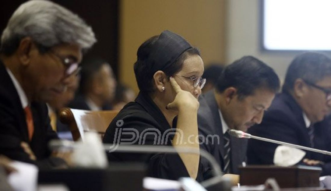 Menteri Luar Negeri (Menlu) Retno Lestari Priansari Marsudi mengikuti rapat kerja dengan Komisi I DPR di Gedung DPR, Senayan, Jakarta, Senin (20/6). Rapat tersebut membahas APBN TA 2017, isu-isu aktual dan kunjungan presiden ke Rusia (18-20 Mei 2016). Foto: Ricardo/JPNN.com - JPNN.com