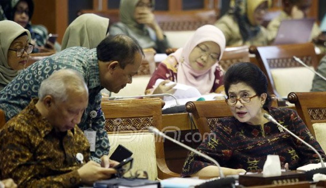 Menteri Kesehatan (Menkes) Nila F Moeloek mengikuti rapat kerja dengan Komisi IX DPR di Gedung DPR, Senayan, Jakarta, Senin (20/6). Rapat tersebut membahas APBN 2016. Foto: Ricardo/JPNN.com - JPNN.com