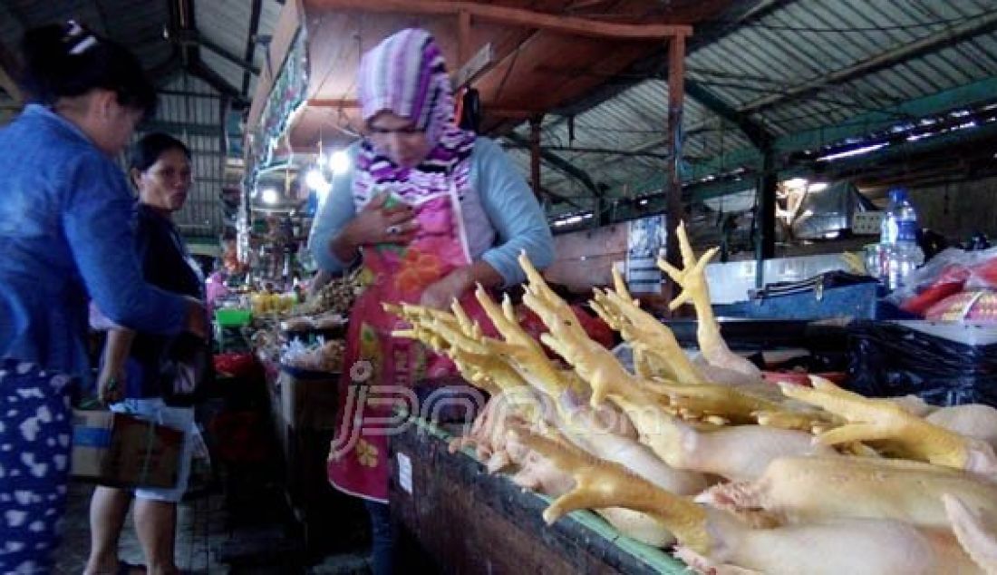 TURUN: Penjualan daging ayam potong di Pasar Induk Tanjung Selor sudah mulai mengalami penurunan. Foto: Mellisa/Radar Tarakan - JPNN.com