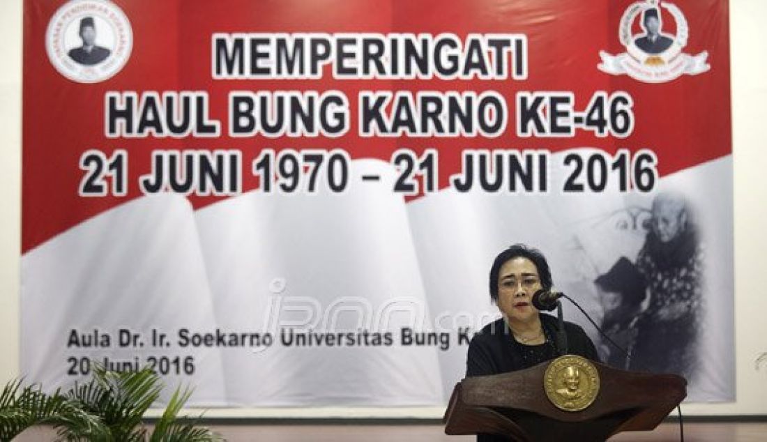 Ketua Dewan Pendiri Yayasan Pendidikan Soekarno, Rachmawati Soekarnoputri menghadiri acara Haul Bung Karno ke-46 di Kampus Universitas Bung Karno (UBK), Jakarta, Senin (20/6). Rachmawati mengingatkan kepada pemerintah mengenai artinya Trisakti yang diucapkan oleh pasangan Jokowi-JK ketika kampanye Capres waktu yang lalu. Foto: Ricardo/JPNN.com - JPNN.com