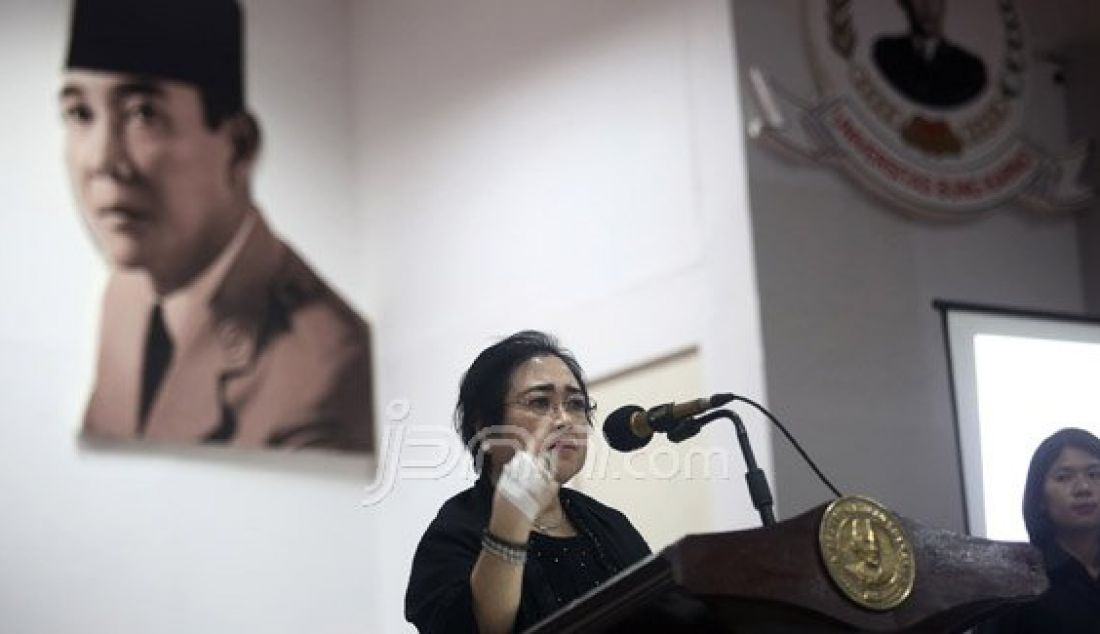 Ketua Dewan Pendiri Yayasan Pendidikan Soekarno, Rachmawati Soekarnoputri menghadiri acara Haul Bung Karno ke-46 di Kampus Universitas Bung Karno (UBK), Jakarta, Senin (20/6). Rachmawati mengingatkan kepada pemerintah mengenai artinya Trisakti yang diucapkan oleh pasangan Jokowi-JK ketika kampanye Capres waktu yang lalu. Foto: Ricardo/JPNN.com - JPNN.com