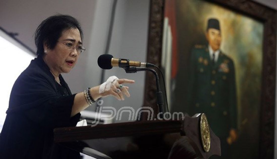 Ketua Dewan Pendiri Yayasan Pendidikan Soekarno, Rachmawati Soekarnoputri menghadiri acara Haul Bung Karno ke-46 di Kampus Universitas Bung Karno (UBK), Jakarta, Senin (20/6). Rachmawati mengingatkan kepada pemerintah mengenai artinya Trisakti yang diucapkan oleh pasangan Jokowi-JK ketika kampanye Capres waktu yang lalu. Foto: Ricardo/JPNN.com - JPNN.com