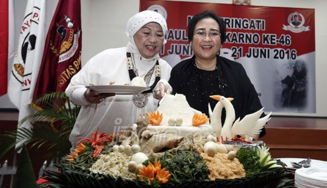 Ketua Dewan Pendiri Yayasan Pendidikan Soekarno, Rachmawati Soekarnoputri menghadiri acara Haul Bung Karno ke-46 di Kampus Universitas Bung Karno (UBK), Jakarta, Senin (20/6). Rachmawati mengingatkan kepada pemerintah mengenai artinya Trisakti yang diucapkan oleh pasangan Jokowi-JK ketika kampanye Capres waktu yang lalu. Foto: Ricardo/JPNN.com - JPNN.com