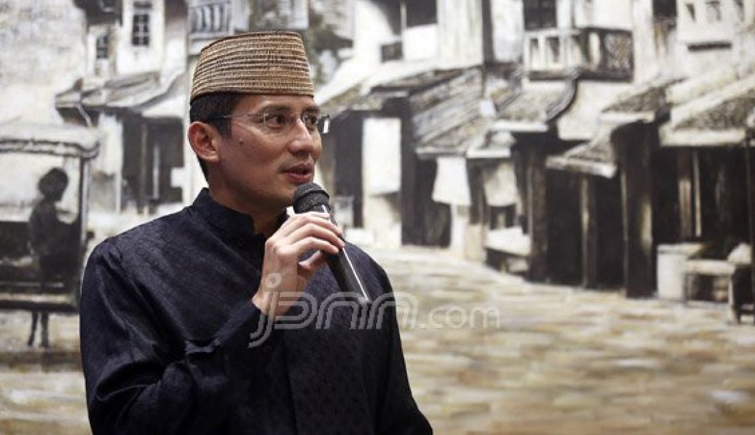 Bakal calon Gubernur DKI Jakarta Sandiaga Uno saat menghadiri dialog mengenai Permasalahan Jakarta, Jakarta, Senin (20/6). Sandiaga mengatakan lapangan pekerjaan, harga bahan pokok, pengelolaan sampah, pencegahan banjir, genangan, peningkatan keamanan harus segera dibenahi. Foto : Ricardo/JPNN.com - JPNN.com