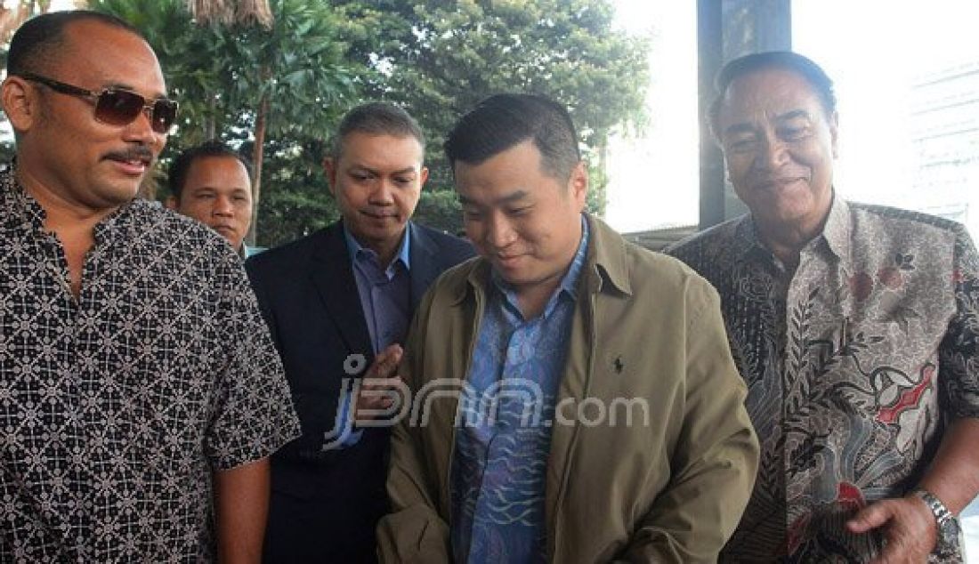 Direktur Agung Sedayu Group Richard Halim Kusuma menjalani pemeriksaan KPK, Jakarta, Selasa (21/6). Richard diperiksa sebagai saksi kasus dugaan suap di DPRD DKI Jakarta pembahasan Raperda rencana tata ruang kawasan strategis pantai Utara dan Raperda zonasi wilayah pesisir dan pulau-pulau kecil DKI Jakarta 2015-2035. Foto: Ricardo/JPNN.com - JPNN.com