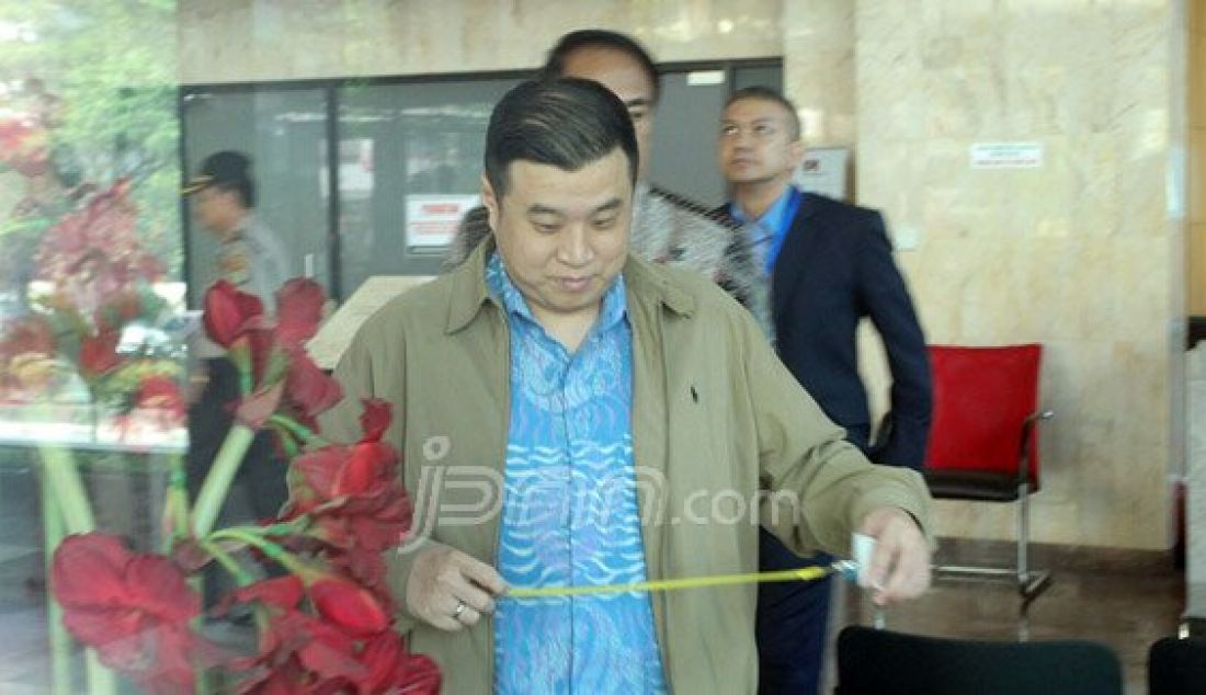 Direktur Agung Sedayu Group Richard Halim Kusuma menjalani pemeriksaan KPK, Jakarta, Selasa (21/6). Richard diperiksa sebagai saksi kasus dugaan suap di DPRD DKI Jakarta pembahasan Raperda rencana tata ruang kawasan strategis pantai Utara dan Raperda zonasi wilayah pesisir dan pulau-pulau kecil DKI Jakarta 2015-2035. Foto: Ricardo/JPNN.com - JPNN.com