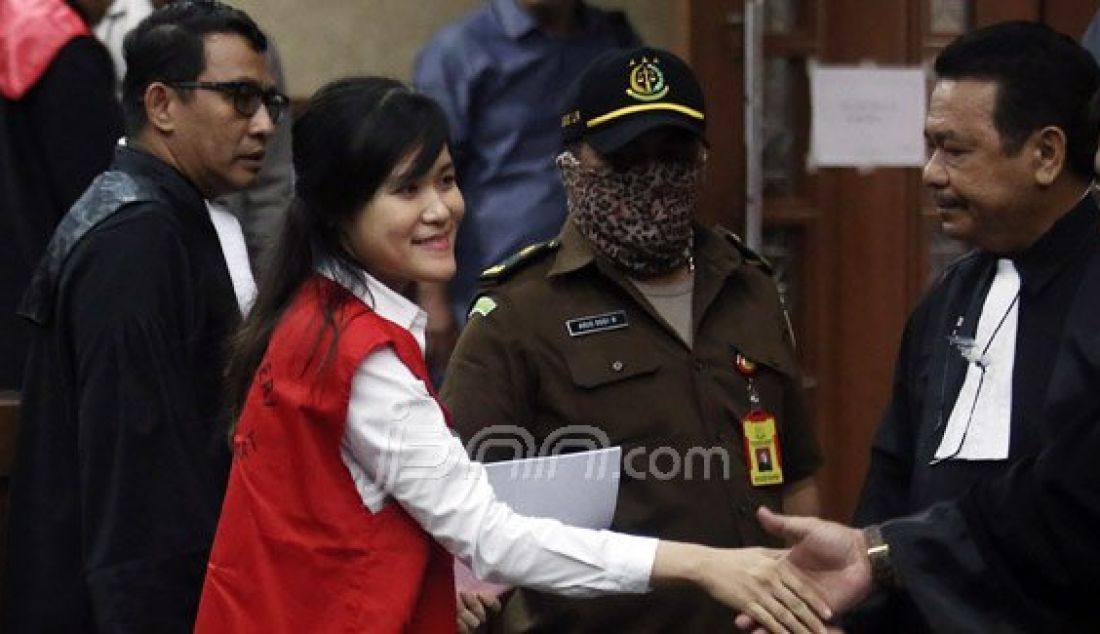 Terdakwa kasus pembunuhan Wayan Mirna Salihin, Jessica Kumala Wongso menjalani sidang lanjutan di Pengadilan Negeri Jakarta Pusat, Jakarta, Selasa (21/6). Agenda sidang tersebut mendengarkan jawaban Jaksa Penuntut Umum (JPU) atas pembacaan eksepsi. Foto: Ricardo/JPNN.com - JPNN.com