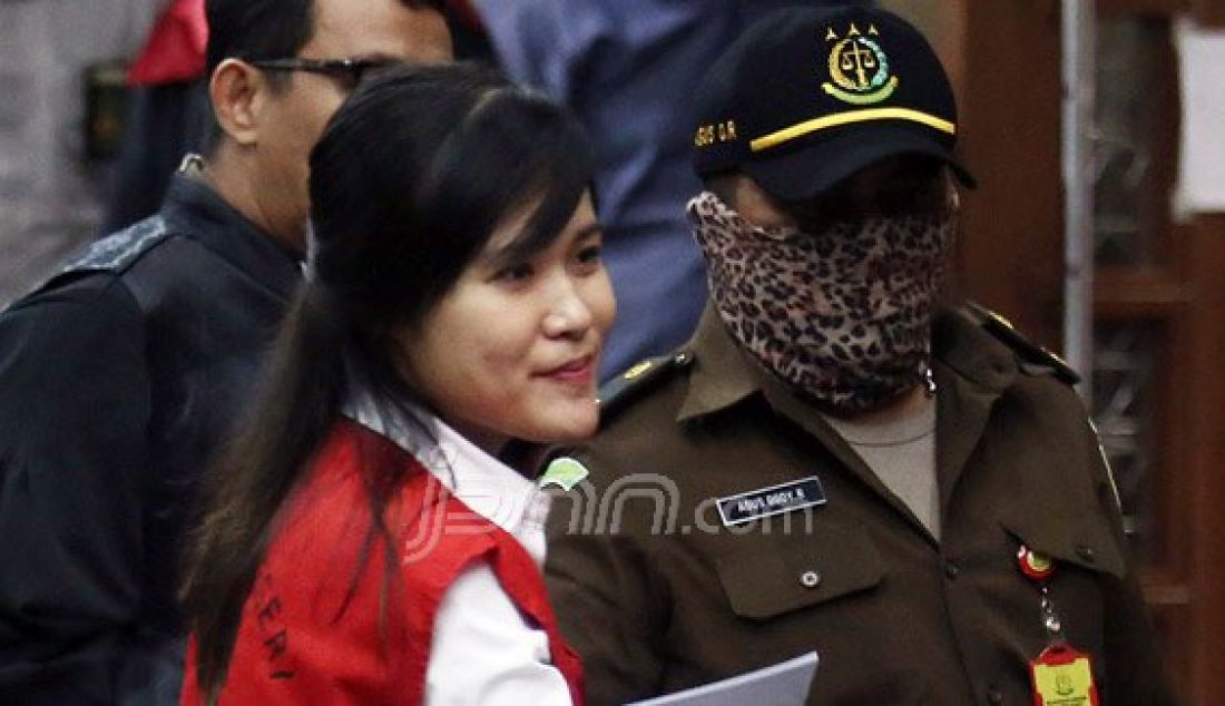 Terdakwa kasus pembunuhan Wayan Mirna Salihin, Jessica Kumala Wongso menjalani sidang lanjutan di Pengadilan Negeri Jakarta Pusat, Jakarta, Selasa (21/6). Agenda sidang tersebut mendengarkan jawaban Jaksa Penuntut Umum (JPU) atas pembacaan eksepsi. Foto: Ricardo/JPNN.comTerdakwa kasus pembunuhan Wayan Mirna Salihin, Jessica Kumala Wongso menjalani sidang lanjutan di Pengadilan Negeri Jakarta Pusat, Jakarta, Selasa (21/6). Agenda sidang tersebut mendengarkan jawaban Jaksa Penuntut Umum (JPU) atas pembacaan eksepsi. Foto: Ricardo/JPNN.com - JPNN.com