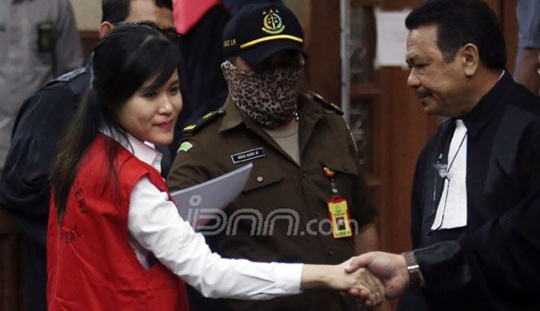 Terdakwa kasus pembunuhan Wayan Mirna Salihin, Jessica Kumala Wongso menjalani sidang lanjutan di Pengadilan Negeri Jakarta Pusat, Jakarta, Selasa (21/6). Agenda sidang tersebut mendengarkan jawaban Jaksa Penuntut Umum (JPU) atas pembacaan eksepsi. Foto: Ricardo/JPNN.com - JPNN.com