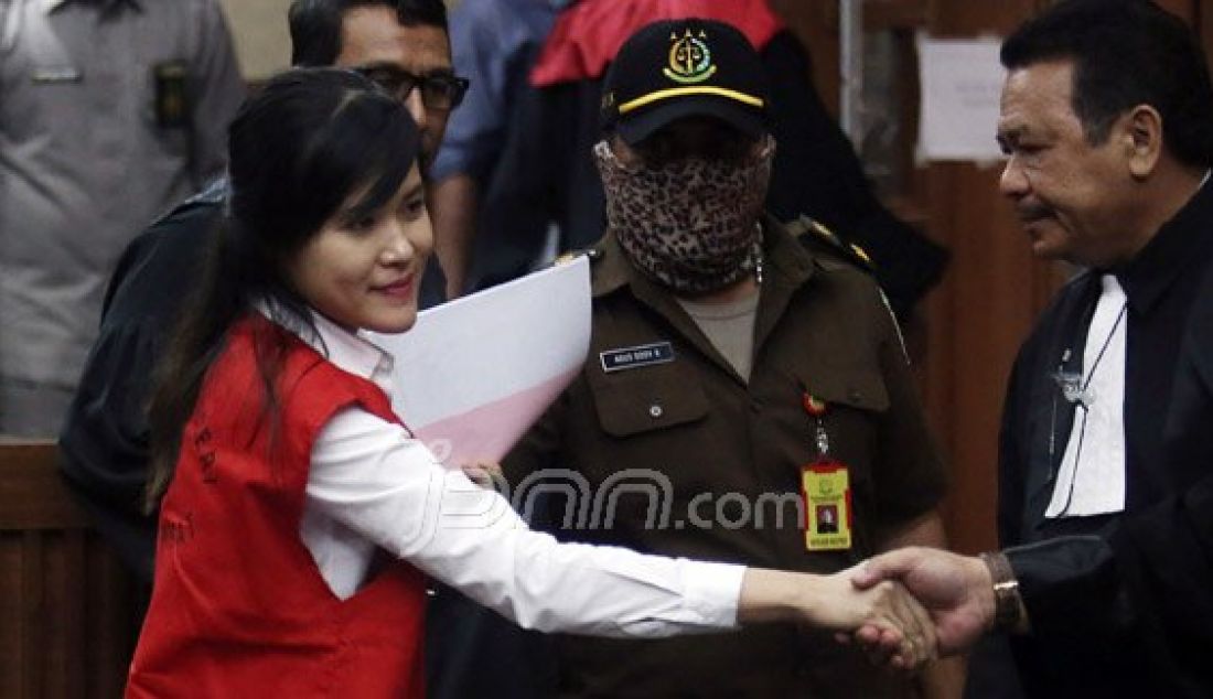 Terdakwa kasus pembunuhan Wayan Mirna Salihin, Jessica Kumala Wongso menjalani sidang lanjutan di Pengadilan Negeri Jakarta Pusat, Jakarta, Selasa (21/6). Agenda sidang tersebut mendengarkan jawaban Jaksa Penuntut Umum (JPU) atas pembacaan eksepsi. Foto: Ricardo/JPNN.com - JPNN.com