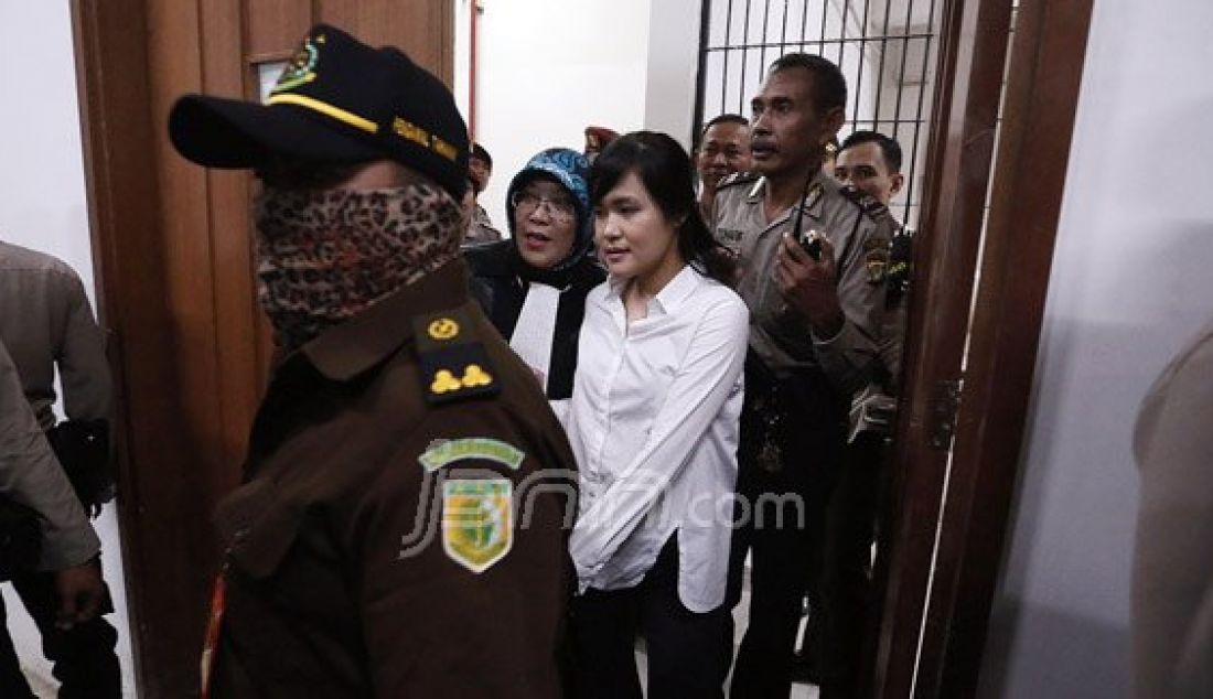 Terdakwa kasus pembunuhan Wayan Mirna Salihin, Jessica Kumala Wongso menjalani sidang lanjutan di Pengadilan Negeri Jakarta Pusat, Jakarta, Selasa (21/6). Agenda sidang tersebut mendengarkan jawaban Jaksa Penuntut Umum (JPU) atas pembacaan eksepsi. Foto: Ricardo/JPNN.com - JPNN.com