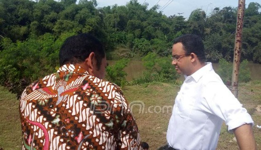 Menteri Pendidikan dan Kebudayaab (Mendikbud) Anies Baswedan didampingi Walikota Solo F.X. Hadi Rudyatmo saat meninjau tanggul sungai Bengawan Solo, Selasa (21/6). Foto: Mesyamohamad/JPNN.com - JPNN.com