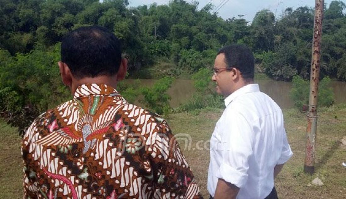 Menteri Pendidikan dan Kebudayaab (Mendikbud) Anies Baswedan didampingi Walikota Solo F.X. Hadi Rudyatmo saat meninjau tanggul sungai Bengawan Solo, Selasa (21/6). Foto: Mesyamohamad/JPNN.com - JPNN.com