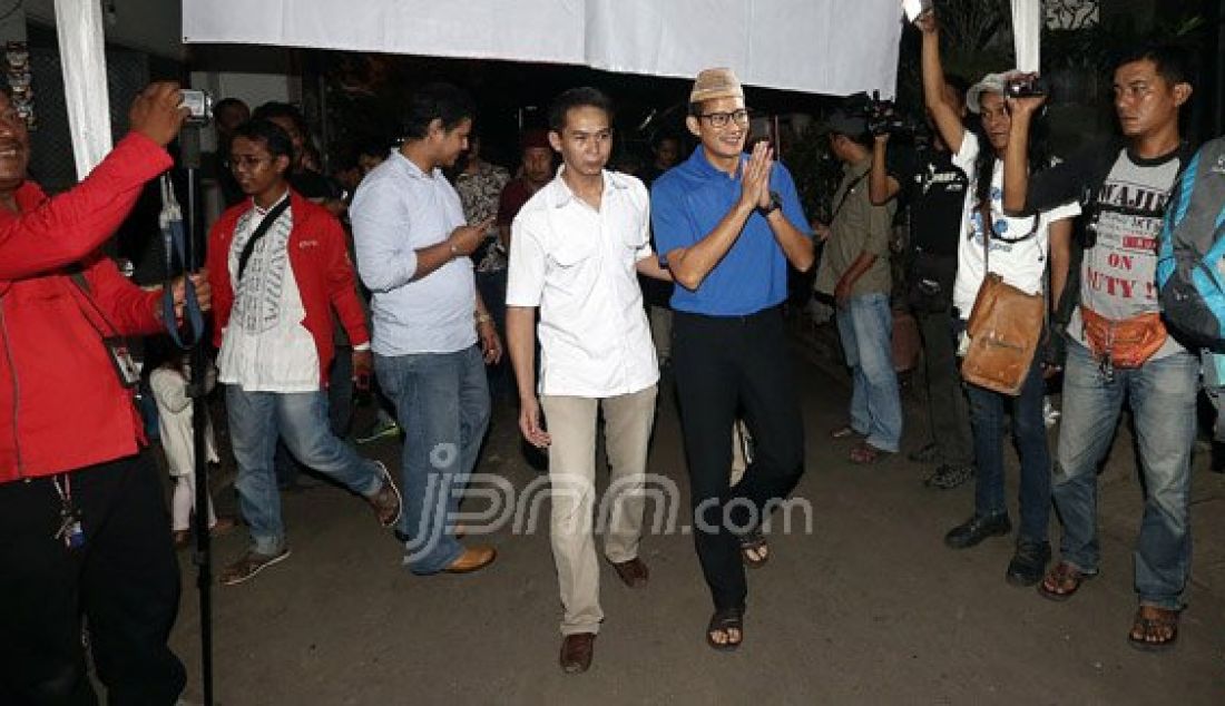 Bakal calon Gubernur DKI Jakarta Sandiaga Uno mengunjungi warga Lubang Buaya, Jakarta Timur, Selasa (21/6). Sandi mengkritik harga kebutuhan pokok yang terus naik saat puasa hingga menjelang Lebaran, dan berjanji akan menstabilkan harga kebutuhan pokok jika terpilih sebagai Gubernur DKI Jakarta mendatang. Foto : Ricardo/JPNN.com - JPNN.com