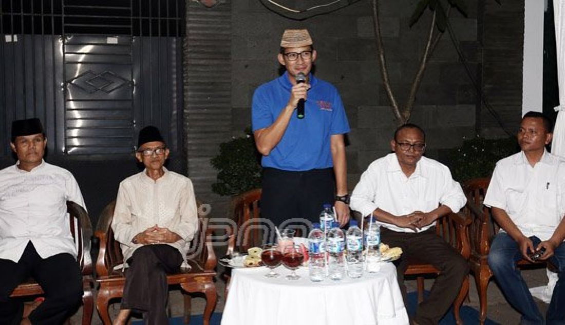 Bakal calon Gubernur DKI Jakarta Sandiaga Uno mengunjungi warga Lubang Buaya, Jakarta Timur, Selasa (21/6). Sandi mengkritik harga kebutuhan pokok yang terus naik saat puasa hingga menjelang Lebaran, dan berjanji akan menstabilkan harga kebutuhan pokok jika terpilih sebagai Gubernur DKI Jakarta mendatang. Foto : Ricardo/JPNN.com - JPNN.com