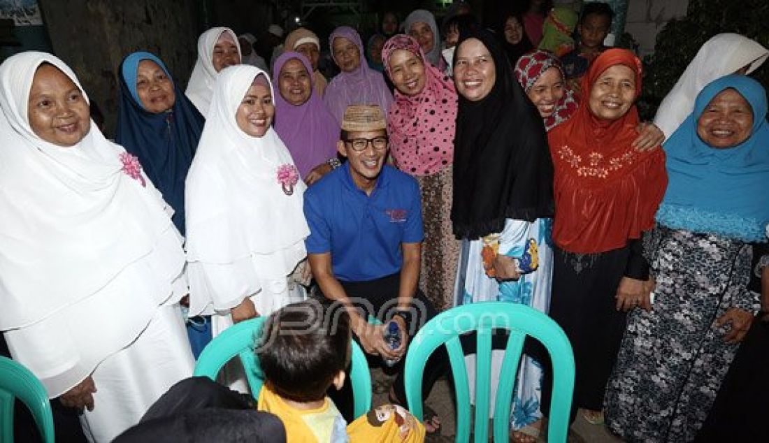 Bakal calon Gubernur DKI Jakarta Sandiaga Uno mengunjungi warga Lubang Buaya, Jakarta Timur, Selasa (21/6). Sandi mengkritik harga kebutuhan pokok yang terus naik saat puasa hingga menjelang Lebaran, dan berjanji akan menstabilkan harga kebutuhan pokok jika terpilih sebagai Gubernur DKI Jakarta mendatang. Foto : Ricardo/JPNN.com - JPNN.com