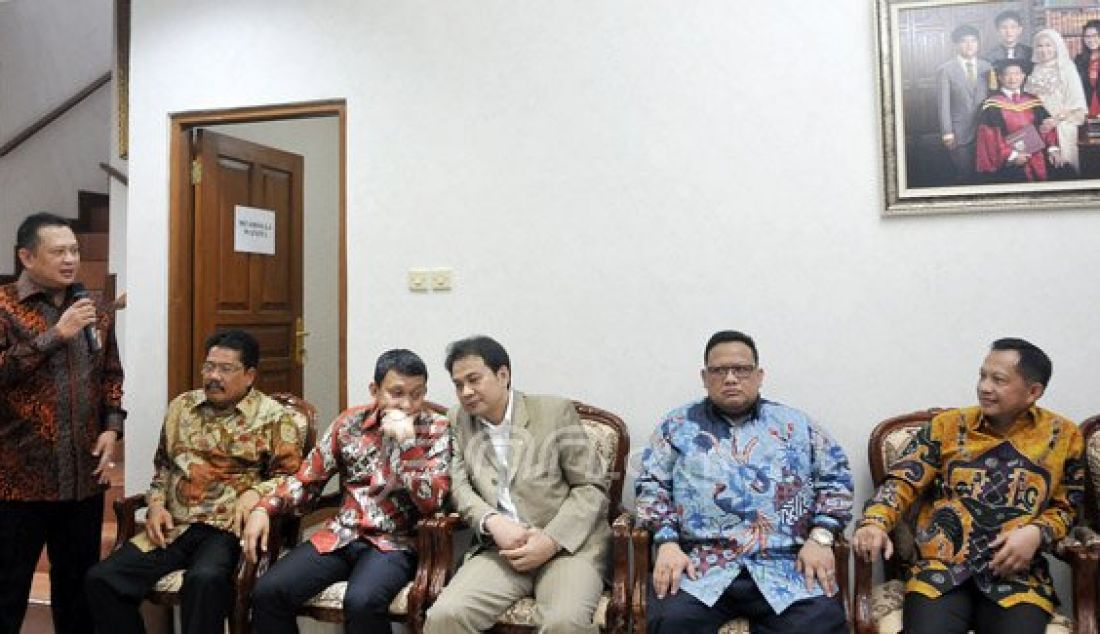 Ketua Komisi III DPR RI Bambang Soesatyo (Bamsoet) bersama rombongan mengunjungi rumah Calon Kapolri Tito Karnavian, Jakarta, Rabu (22/6). Tito akan menjalani uji kelayakan dan kepatutan menjadi Kapolri di Komisi III DPR. Foto: Ricardo/JPNN.com - JPNN.com