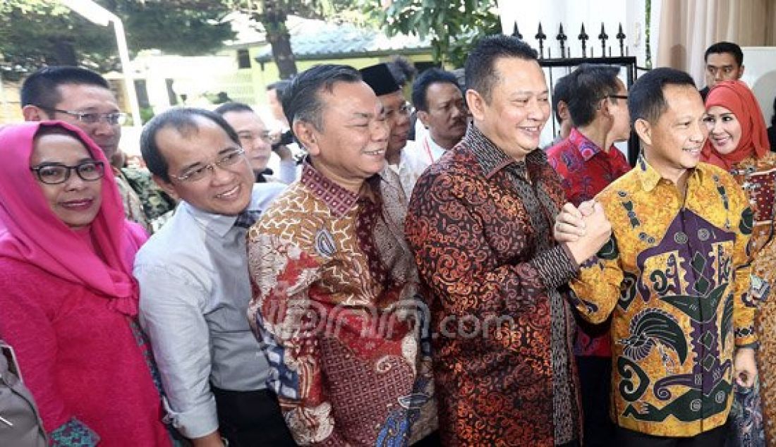 Ketua Komisi III DPR RI Bambang Soesatyo (Bamsoet) bersama rombongan mengunjungi rumah Calon Kapolri Tito Karnavian, Jakarta, Rabu (22/6). Tito akan menjalani uji kelayakan dan kepatutan menjadi Kapolri di Komisi III DPR. Foto: Ricardo/JPNN.com - JPNN.com