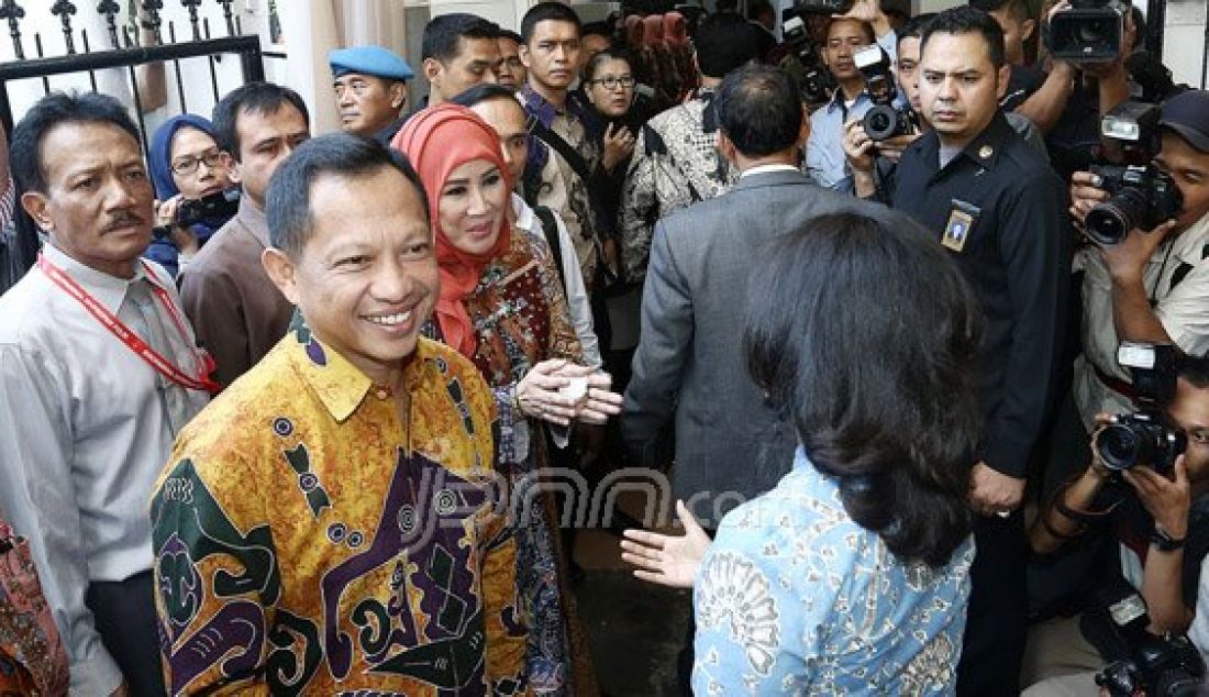 Ketua Komisi III DPR RI Bambang Soesatyo (Bamsoet) bersama rombongan mengunjungi rumah Calon Kapolri Tito Karnavian, Jakarta, Rabu (22/6). Tito akan menjalani uji kelayakan dan kepatutan menjadi Kapolri di Komisi III DPR. Foto: Ricardo/JPNN.com - JPNN.com