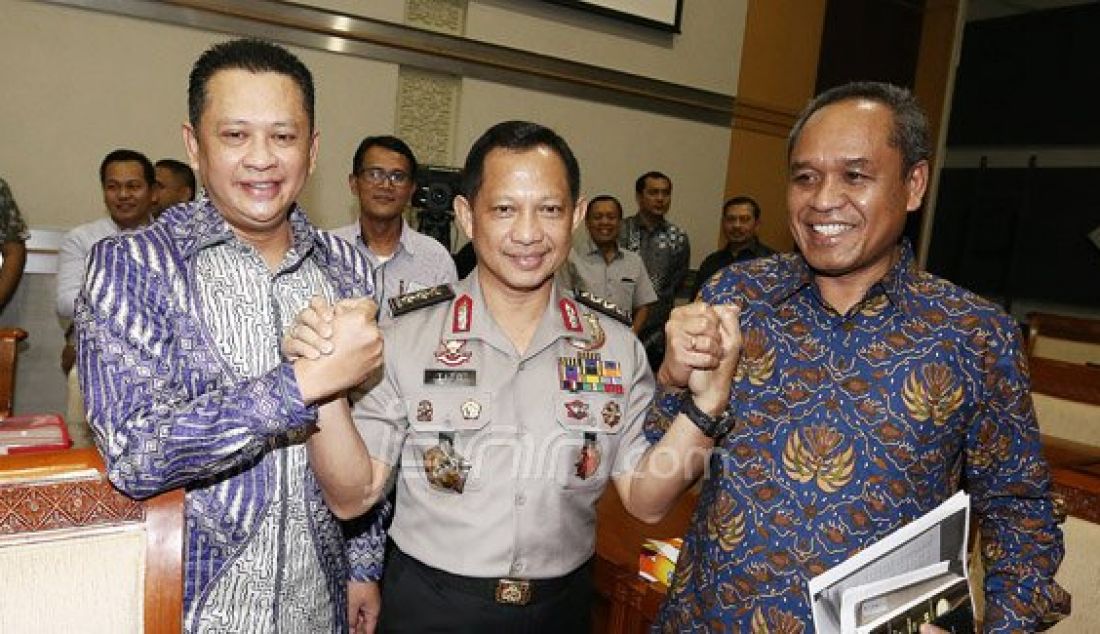 Calon Kapolri Komjen Tito Karnavian menjalani uji kelayakan dan kepatutan menjadi Kapolri dengan Komisi III DPR di gedung DPR, Senayan, Jakarta, Kamis (23/6). Foto: Ricardo/JPNN.com - JPNN.com