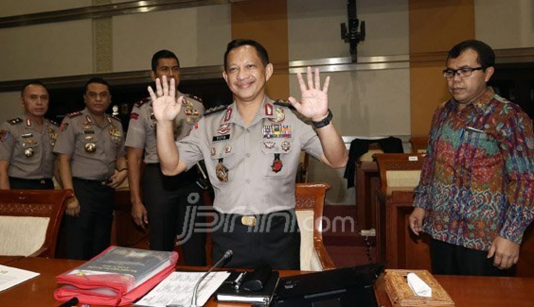 Calon Kapolri Komjen Tito Karnavian menjalani uji kelayakan dan kepatutan menjadi Kapolri dengan Komisi III DPR di gedung DPR, Senayan, Jakarta, Kamis (23/6). Foto: Ricardo/JPNN.com - JPNN.com