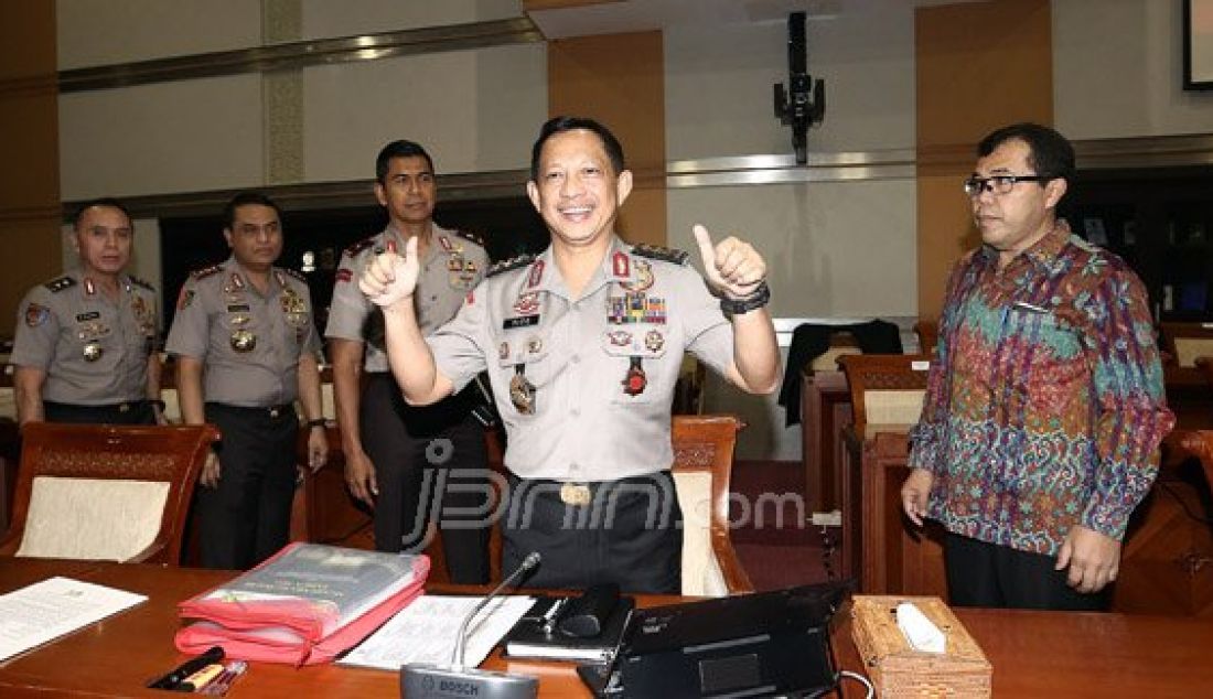 Calon Kapolri Komjen Tito Karnavian menjalani uji kelayakan dan kepatutan menjadi Kapolri dengan Komisi III DPR di gedung DPR, Senayan, Jakarta, Kamis (23/6). Foto: Ricardo/JPNN.com - JPNN.com