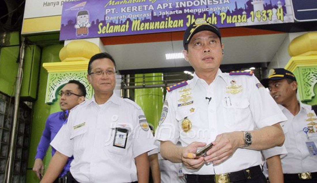 Menteri Perhubungan (Menhub) Ignasius Jonan berkunjung ke Stasiun Gambir, Jakarta, Jumat (24/6). Kunjungannya tersebut untuk memantau kesiapan arus mudik di Gambir. Foto: Ricardo/JPNN.com - JPNN.com