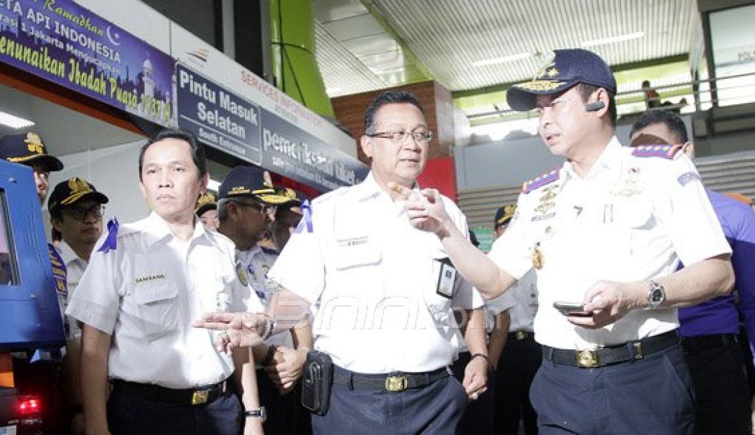 Menteri Perhubungan (Menhub) Ignasius Jonan berkunjung ke Stasiun Gambir, Jakarta, Jumat (24/6). Kunjungannya tersebut untuk memantau kesiapan arus mudik di Gambir. Foto: Ricardo/JPNN.com - JPNN.com