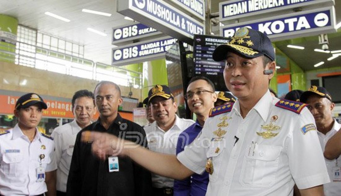 Menteri Perhubungan (Menhub) Ignasius Jonan berkunjung ke Stasiun Gambir, Jakarta, Jumat (24/6). Kunjungannya tersebut untuk memantau kesiapan arus mudik di Gambir. Foto: Ricardo/JPNN.com - JPNN.com