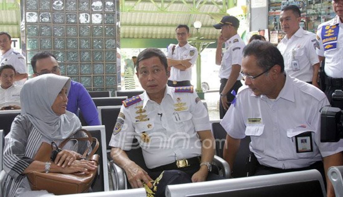 Menteri Perhubungan (Menhub) Ignasius Jonan berkunjung ke Stasiun Gambir, Jakarta, Jumat (24/6). Kunjungannya tersebut untuk memantau kesiapan arus mudik di Gambir. Foto: Ricardo/JPNN.com - JPNN.com