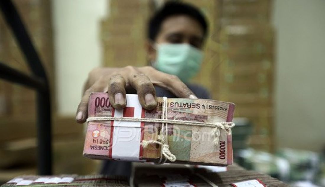Petugas menyusun uang di Cash Center Bank BNI di Jakarta, Jumat (24/6). PT Bank Negara Indonesia Tbk menyiapkan uang tunai senilai Rp 64,07 triliun untuk memenuhi kebutuhan uang menjelang Lebaran. Dari Rp 64,07 triliun, Rp 30,24 triliun disalurkan untuk kebutuhan ATM, Rp 32,46 triliun kebutuhan outlet, dan sisanya Rp 1,375 triliun di setor ke Bank Indonesia (BI). Foto : Ricardo/JPNN.com - JPNN.com