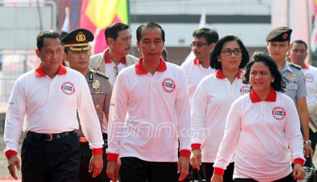 Presiden Jokowi didampingi Ibu Negara berjalan bersama pada peringatan Hari Anti Narkoba Internasional (HANI), Jakarta, Minggu (26/6). Presiden menegaskan kejahatan narkoba merupakan kejahatan luar biasa yang harus diperangi bersama. Foto: Imam/Jawa Pos - JPNN.com