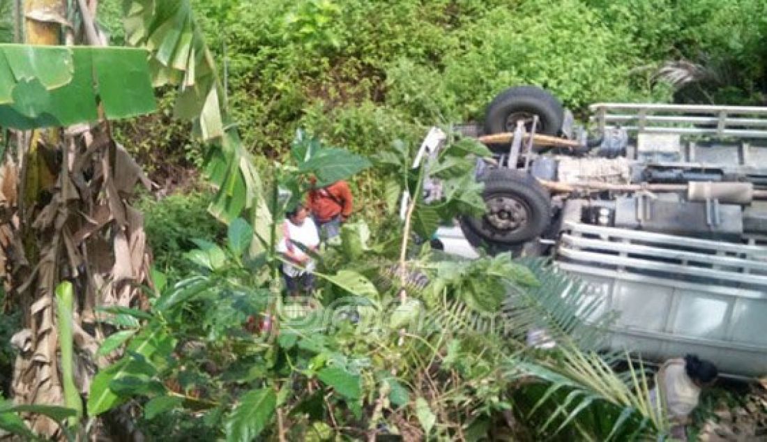 Mobil Truk pengangkuat galon air mineral terjatuh ke jurang di kawasan pegunungan Desa Mootawa, Kecamatan Bone Raya, Kabupaten Bone Bolango (Bonbol), (26/6). Foto: Fahrun/Gorontalo Post - JPNN.com