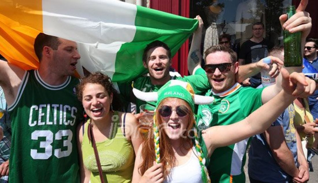 Suporter Irlandia saat meramaikan kemenangan Prancis dalam pertandingan perebutan 8 besar Prancis-Irlandia di Kota Lyon Prancis, Minggu (26/6). Timnas Irlandia gagal masuk ke babak 8 besar EURO 2016. Foto: Muhamad Ali/Jawa Pos - JPNN.com