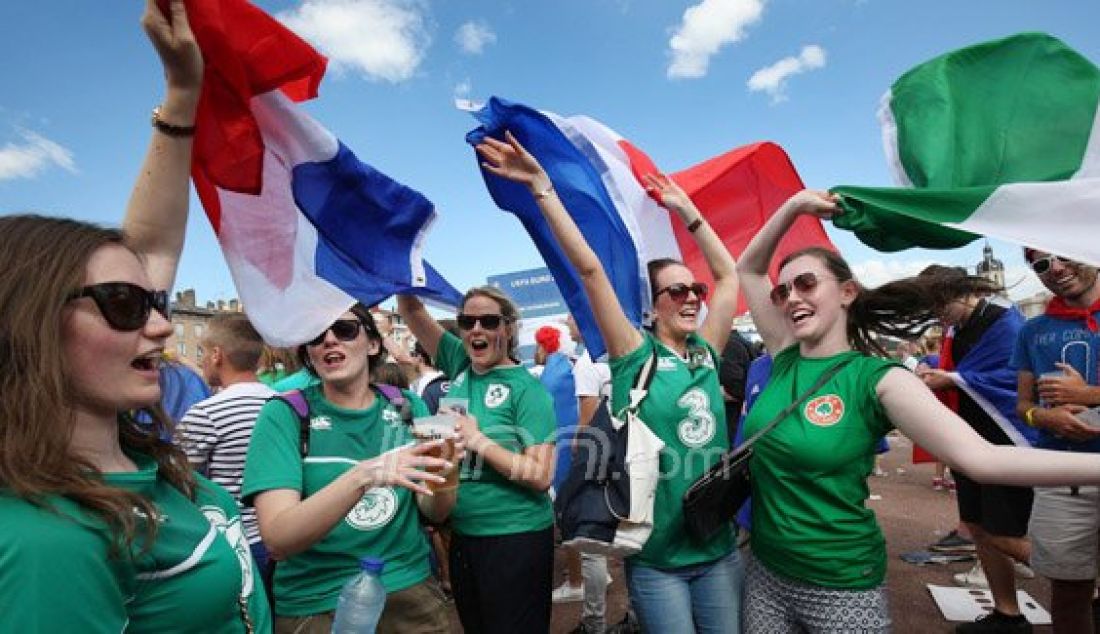 Suporter Irlandia saat meramaikan kemenangan Prancis dalam pertandingan perebutan 8 besar Prancis-Irlandia di Kota Lyon Prancis, Minggu (26/6). Timnas Irlandia gagal masuk ke babak 8 besar EURO 2016. Foto: Muhamad Ali/Jawa Pos - JPNN.com