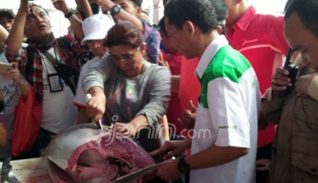 BELAH IKAN: Menteri KKP Susi Pudjiastuti melihat gelaran pasar murah ikan di Jakarta, Minggu (26/6). Foto: Nelly S/Indopos - JPNN.com