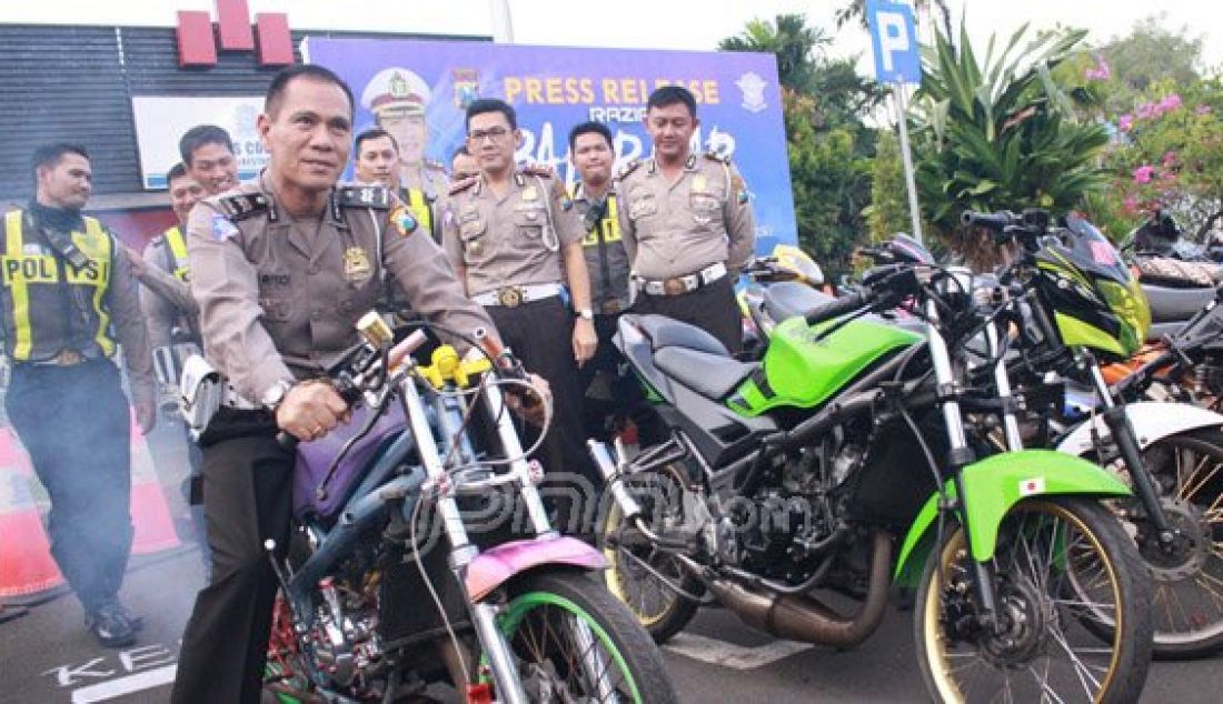 Kepolisian Surabaya mengamankan 43 Sepeda Motor milik pembalap liar, Senin (27/6). Aksi balap liar di Surabaya hampir tidak ada hentinya dan sudah dalam tahap sangat meresahkan warga. Foto: Yuan/Radar Surabaya - JPNN.com