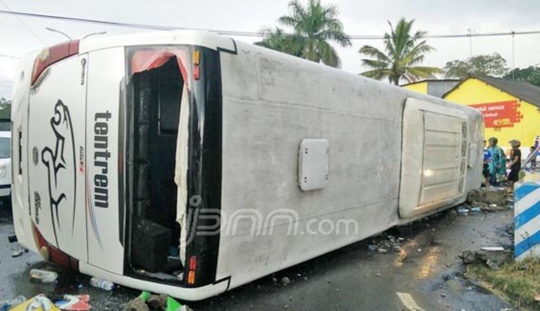 Bus P.O. Tentrem Nopol N 7851 UG terguling di Jalan Raya Malang Surabaya, tepatnya di desa Parerejo, Kecamatan Purwodadi, Senin (27/6) siang. Sebanyak ada enam orang penumpang mengalami luka-luka dalam kejadian tersebut. Foto: Zal/Radar Bromo - JPNN.com