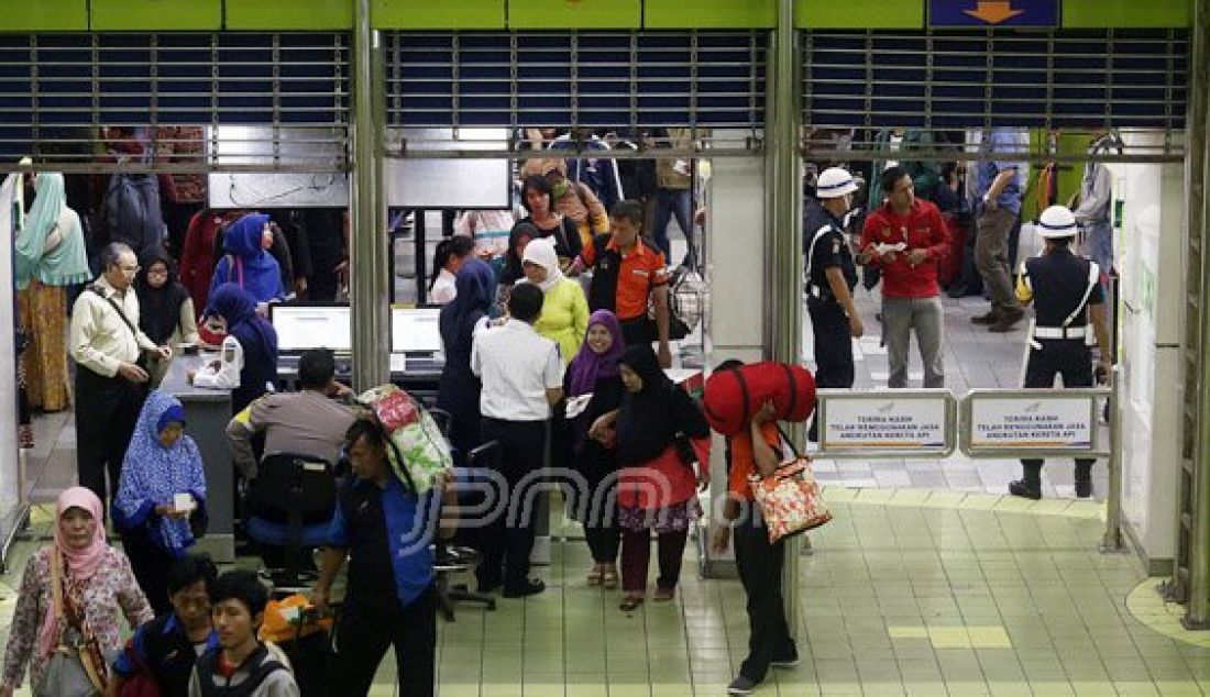 Calon pemudik memadati area Stasiun Gambir pada H-8 Idul Fitri, Jakarta, Selasa (28/6). Pemudik mengaku sengaja mudik Lebaran lebih awal guna memanfaatkan libur panjang sekolah. Foto: Ricardo/JPNN.com - JPNN.com