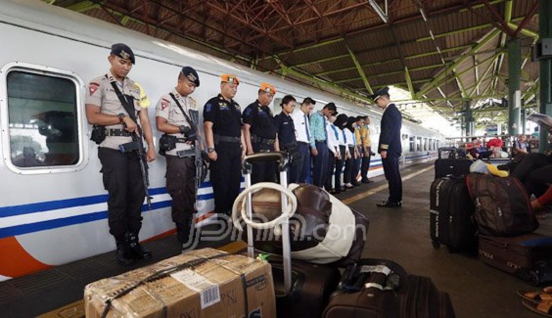 Petugas PT KAI dan aparat kepolisian melakukan apel sebelum memberangkatkan kereta api pemudik di Stasiun Gambir, Jakarta, Selasa (28/6). Foto: Ricardo/JPNN.com - JPNN.com