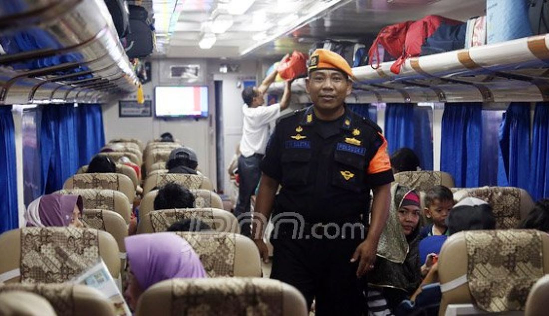 Aparat kepolisian memeriksa gerbong kereta api sebelum kereta api berangkat dari Stasiun Gambir, Jakarta, Selasa (28/6). Foto: Ricardo/JPNN.com - JPNN.com