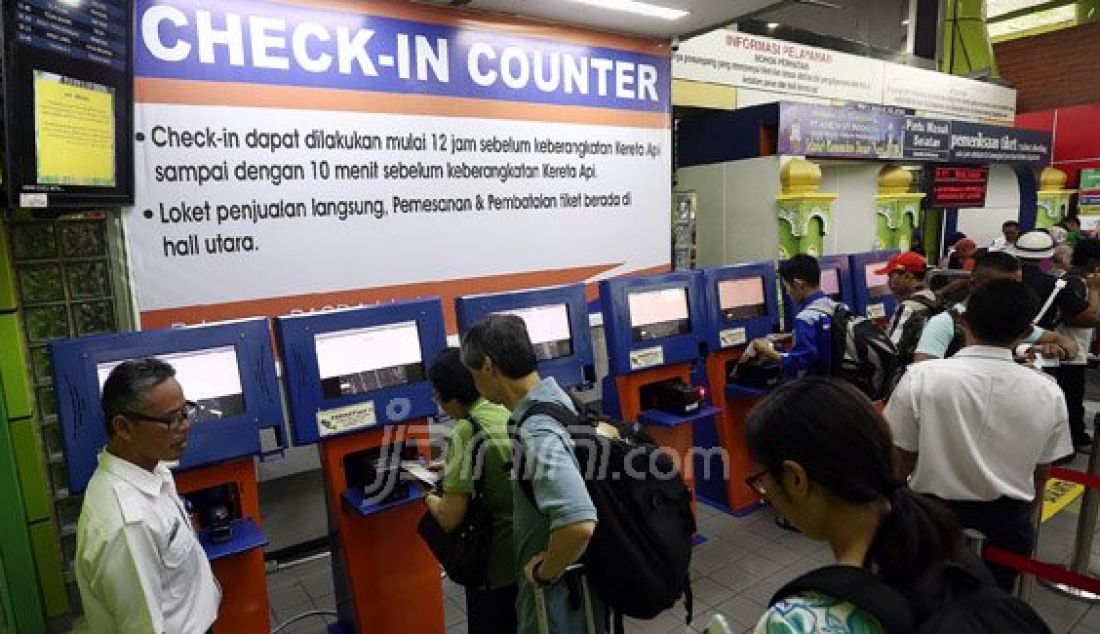 Pemudik melakukan check in dan boarding pass di Stasiun Gambir, Jakarta, Selasa (28/6). Penumpang harus melakukan check in 12 jam sebelum waktu keberangkatan dan sistem ini bertujuan untuk peredaran tiket palsu. Foto: Ricardo/JPNN.com - JPNN.com