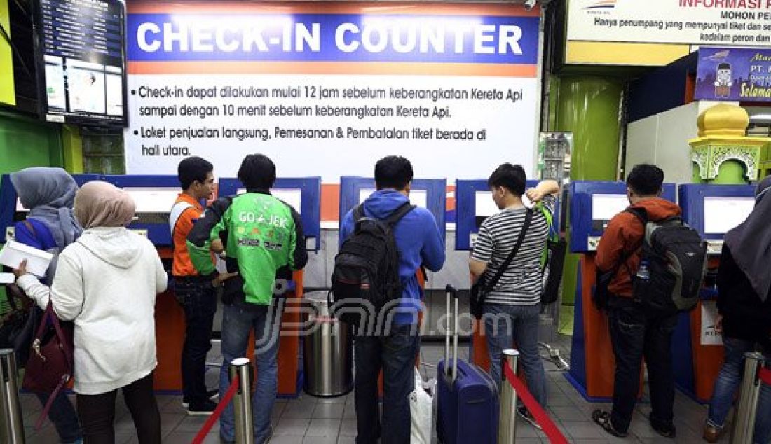 Pemudik melakukan check in dan boarding pass di Stasiun Gambir, Jakarta, Selasa (28/6). Penumpang harus melakukan check in 12 jam sebelum waktu keberangkatan dan sistem ini bertujuan untuk peredaran tiket palsu. Foto: Ricardo/JPNN.com - JPNN.com
