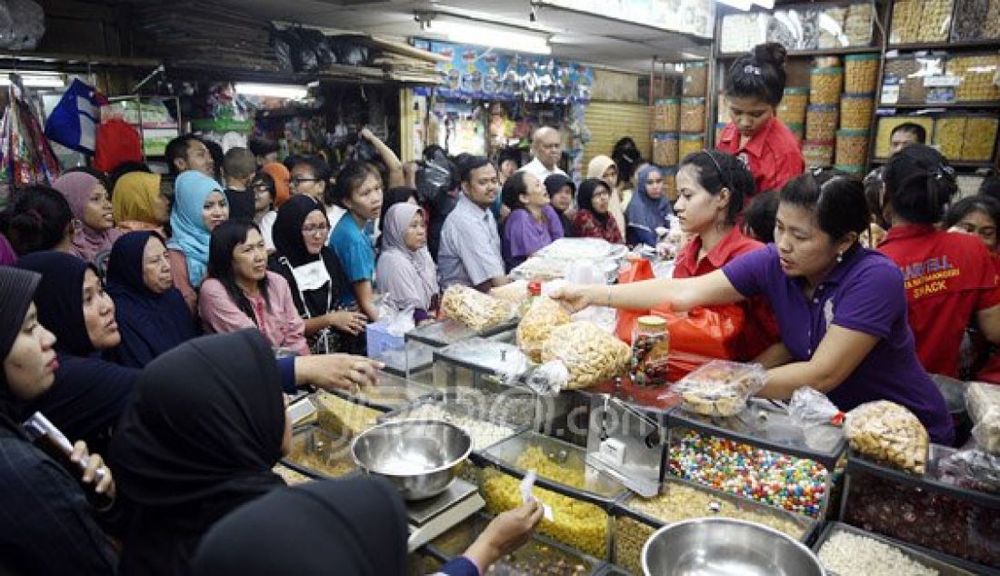 Sejumlah calon pembeli mengantre untuk membeli kue kering di Pasar Jatinegara, Jakarta, Senin (27/6). Meskipun Hari Raya Idul Fitri atau Lebaran masih sepekan lagi, namun toko kue kering di Pasar Jatinegara mulai diserbu pembeli. Foto: Ricardo/JPNN.com - JPNN.com