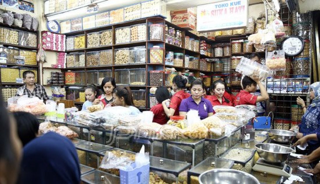 Sejumlah calon pembeli mengantre untuk membeli kue kering di Pasar Jatinegara, Jakarta, Senin (27/6). Meskipun Hari Raya Idul Fitri atau Lebaran masih sepekan lagi, namun toko kue kering di Pasar Jatinegara mulai diserbu pembeli. Foto: Ricardo/JPNN.com - JPNN.com