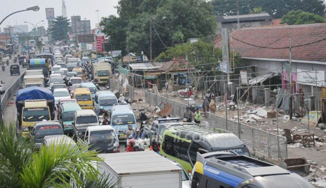 MULAI MACET: Kendaraan yang melewati jalur pantura khususnya di Jl Raya Plered, Kabupaten Cirebon mulai mengalami peningkatan volume kendaraan, Selasa (28/6). Foto: Ilmi/Radar Cirebon - JPNN.com