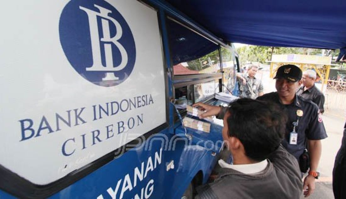 PENUKARAN UANG: Bank Indonesia dengan menggunakan mobil keliling menjemput bola untuk memenuhi kebutuhan masyarakat akan penukaran uang baru untuk lebaran, Selasa (28/6). Foto: Okri/Radar Cirebon - JPNN.com