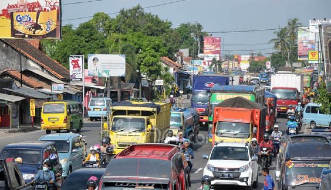 PADAT: Tampak antrian panjang kendaraan di jalur pantura, dari arah Jawa Tengah-Jakarta, yang diakibatkan dari masih beroprasinya kendaraan besar, Rabu (29/6). Foto: Ilmi/Radar Cirebon - JPNN.com