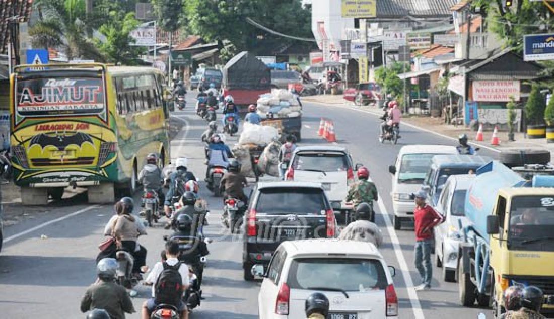 PADAT: Tampak antrian panjang kendaraan di jalur pantura, dari arah Jawa Tengah-Jakarta, yang diakibatkan dari masih beroprasinya kendaraan besar, Rabu (29/6). Foto: Ilmi/Radar Cirebon - JPNN.com